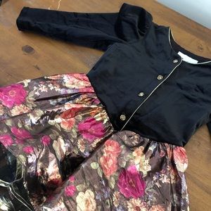 Flower girl dress w/ gold buttons 🌺